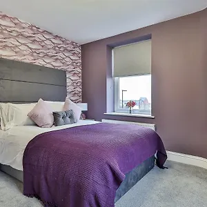 Holiday home Luxury Spacious Pad With Games, Sheffield