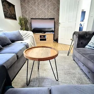 Holiday home From 3 Bed,2 Bath House With Garden&parking Near Centre&tram Stop, Sheffield