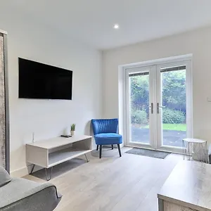Holiday home 3 Bed Refurbished, Modern House, Wifi, Patio Area, Sheffield